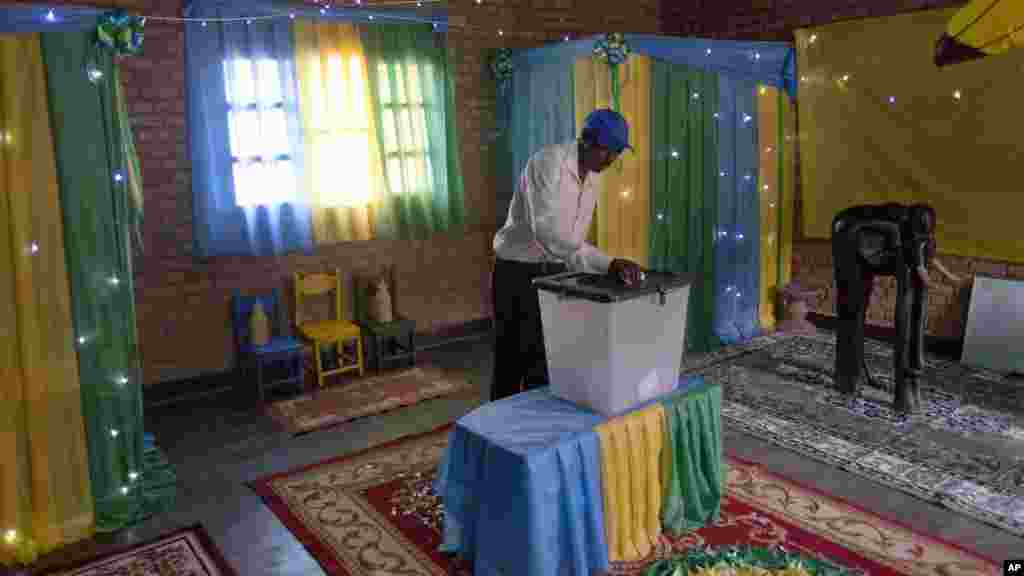 Yan kasar Rwanda sun fara kada kuri&#39;un zabe a babban birnin kasar Kigali. Rwandans begin voting at a polling station in the capital, Kigali, Aug. 4, 2017 (AP)