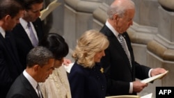 奥巴马总统夫妇与拜登副总统夫妇1月22日在华盛顿国家大教堂参加祈祷会