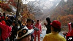 지난 2018년 10월 관광객들이 북한 금강산을 방문했다. (자료사진)