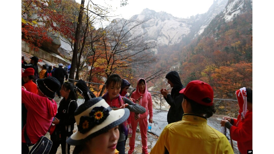 Wisatawan mengunjungi Gunung Kumgang di Korea Utara. Satu dekade setelah eksperimen kerja sama pariwisata Utara-Selatan di Kumgang berakhir dengan kegagalan pahit menyusul penembakan fatal terhadap seorang turis Korea Selatan pada tahun 2008. (Foto: AP)