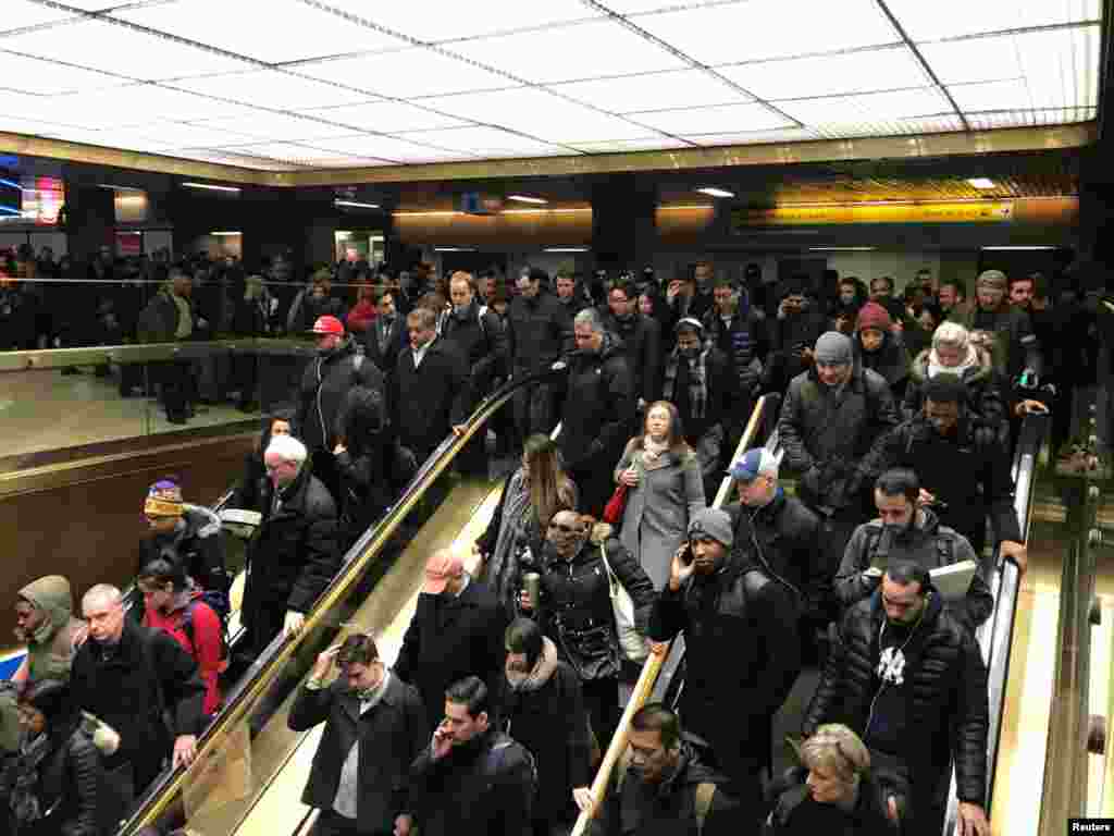 Para pelaju keluar dari New York Port Authority di Kota New York, 11 Desember 2017, setelah laporan mengenai ledakan.