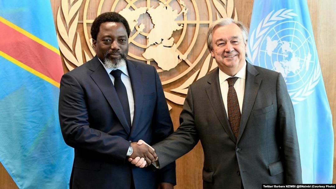 Le président Joseph Kabila de la RDC et le secrétaire général des Nations unies Antonio Guterres échangent une poignée des mains en marge de la 71e assemblée générale de l’ONU, New York, 23 septembre 2017. (Twitter/ Barbara NZIMBI‏ @BNzimbi)