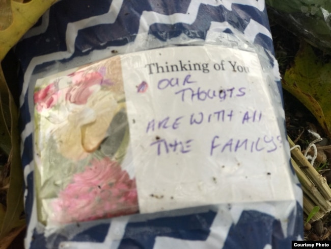 Những dòng chữ ghi trên bó hoa này gửi sự cảm thông tới các gia đình.