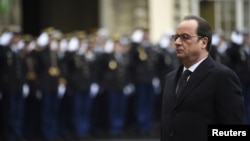 លោក Francois Hollande ប្រធានាធិបតី​បារាំង​ទៅ​ធ្វើ​ពិនិត្យ​មើល​កងកម្លាំង​ប្រឆាំង​ភេរវកម្ម​របស់​បារាំង​នៅ​ទីស្នាក់ការ​កណ្តាល​របស់​ប៉ូលិស​ក្នុង​ក្រុង​ប៉ារីស កាលពី​ថ្ងៃទី៧ ខែមករា ឆ្នាំ២០១៦។