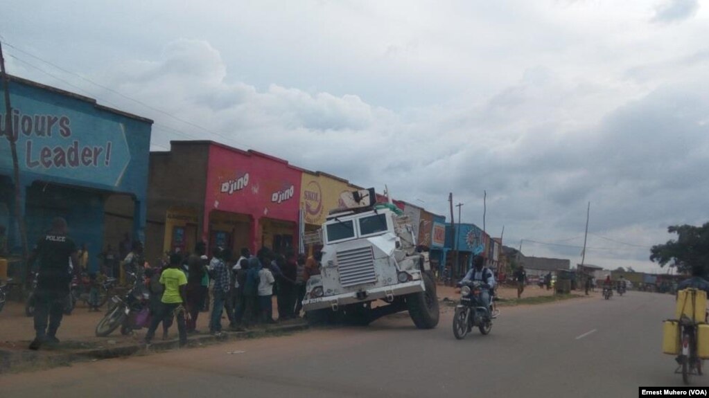 La vie reprend normalement à Oicha sur cette image un véhicule blindés de la Monusco est coincé sur la route en RDC, le 3 mai 2017. (VOA/Ernest Muhero)