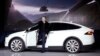 Elon Musk, PDG de Tesla Motors Inc., présente la voiture Model X au siège de la société à Fremont, le 29 septembre 2015. (AP Photo/Marcio Jose Sanchez, File)