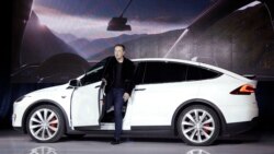Elon Musk, CEO Tesla, memperkenalkan kendaraan Model X milik perusahaannya dalam sebuah acara di markas besar Tesla di Fremont, California, pada 29 September 2015. (Foto: AP/Marcio Jose Sanchez)