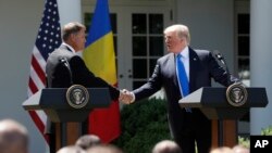 En conferencia de prensa conjunta con el presidente de Rumania, Donald Trump también confirmó públicamente el compromiso de EE.UU. con el pacto mutuo de defensa de la OTAN.