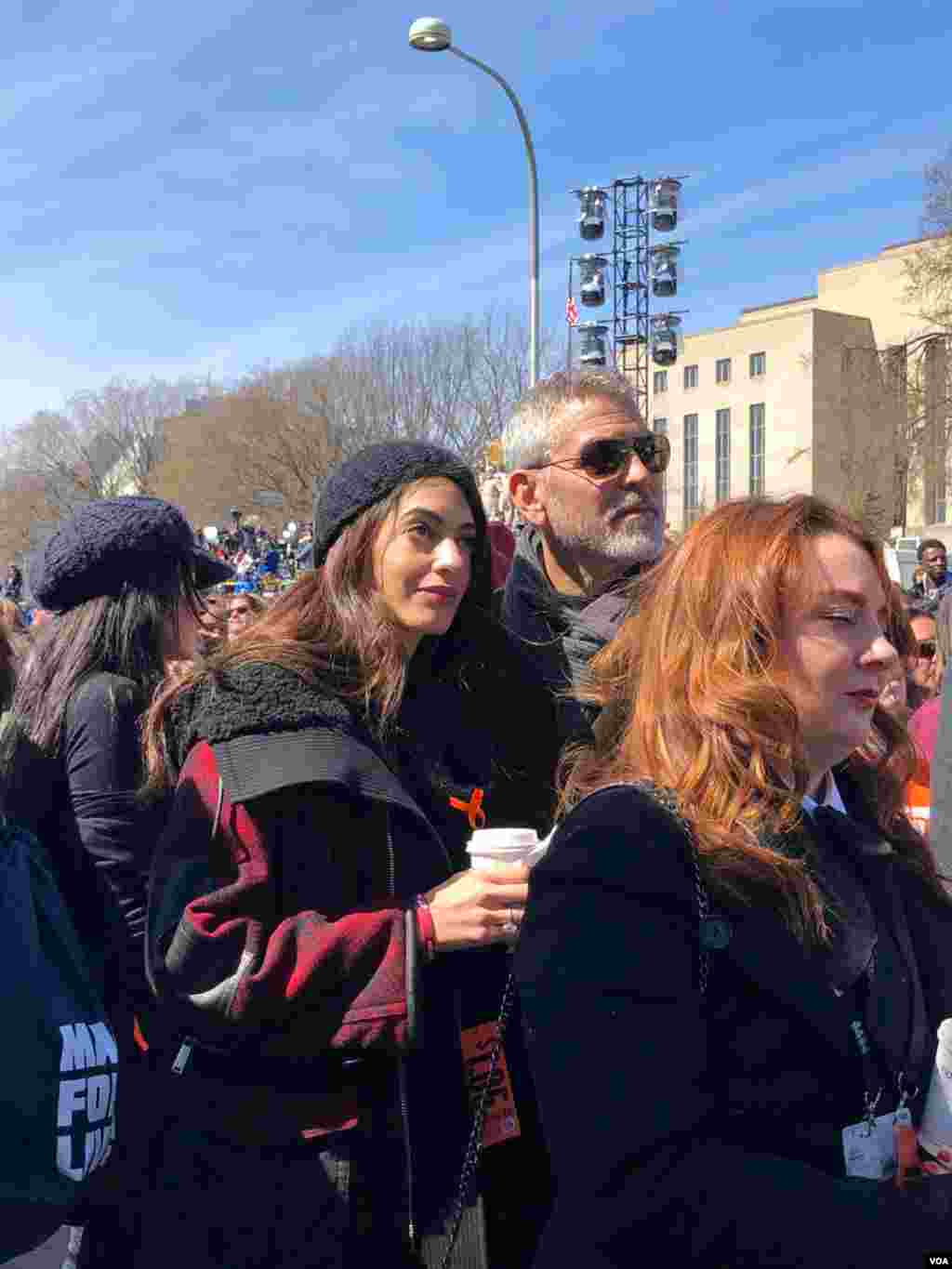 George y Amal Clooney acompañaron la Marcha por Nuestras Vidas en Washington, D.C. Foto: Sama Dizayee, VOA Kurdish.