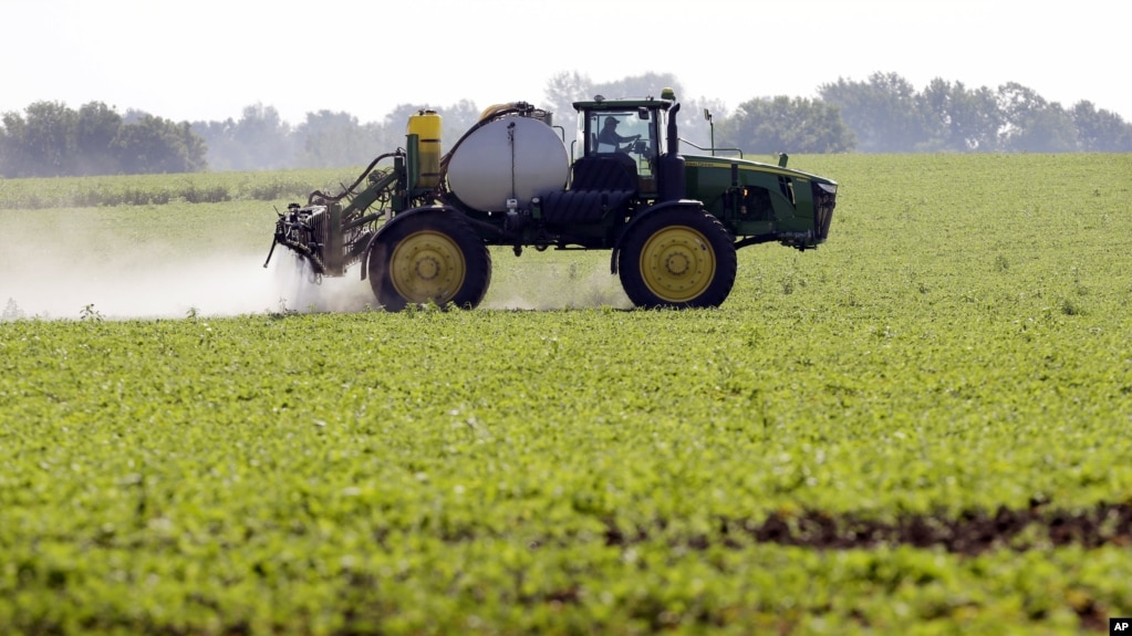 艾奥瓦州农民在大豆地里喷洒除草剂。(资料照片)(photo:VOA)