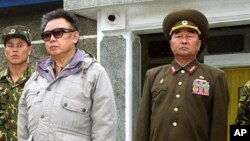 Tướng 'diều hâu' Kim Kyok Sik (phải) và cố lãnh tụ Bắc Triều Tiên Kim Jong Il (ảnh tư liệu ngày 23/4/2007)