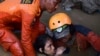 Rescatistas luchan por avanzar en área destruida por terremoto en Indonesia