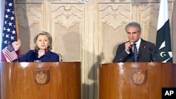 US Secretary of State Hillary Clinton and Pakistani Foreign Minister Shah Memood Qureshi, 19 July 2010