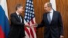 Menlu AS Antony Blinken menyalami Menlu Rusia Sergei Lavrov sebelum melakukan pertemuan di Jenewa, Swiss Jumat (21/1), yang terfokus pada isu Ukraina. 
