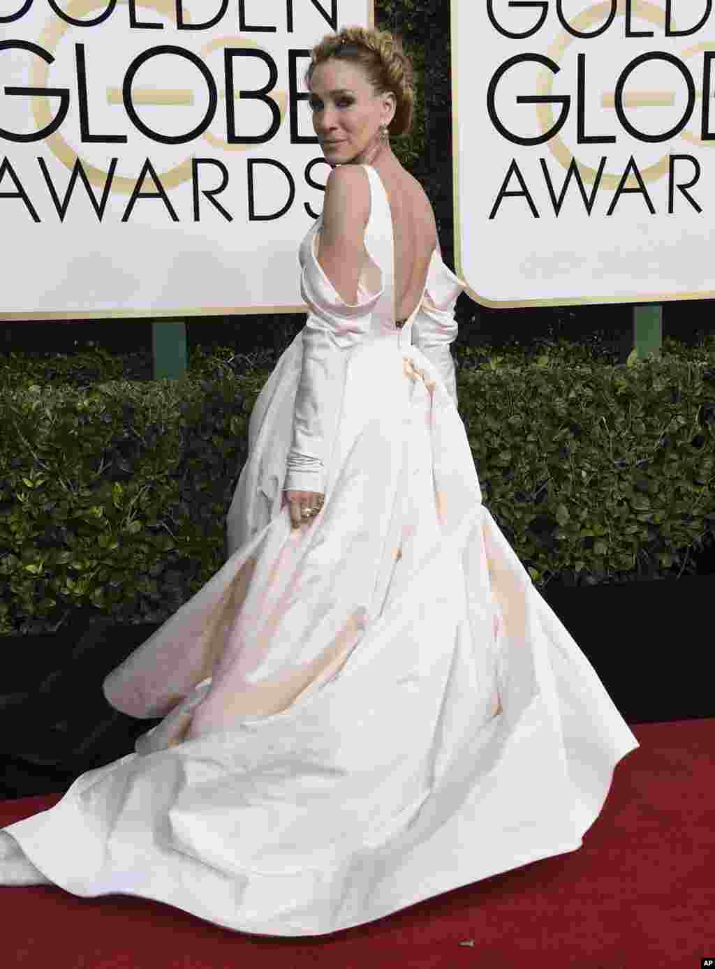 Aktris Sarah Jessica Parker&nbsp;tiba di tempat penyelenggaraan Golden Globe Awards ke-74 di Beverly Hilton Hotel (8/1) di Beverly Hills, California. (Jordan Strauss/Invision/AP)