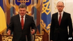 4일 우크라이나 키예프에서 페트로 포로셴코 대통령(왼쪽)이 국가안보국방위원회를 주재하고 있다. 오른쪽은 아르세니 야체뉵 총리가 서 있다. 