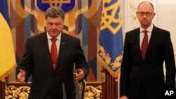 Presiden Ukraina Petro Poroshenko (kiri) dan PM Arseniy Yatsenyuk di Kyiv, Ukraina (4/11). 