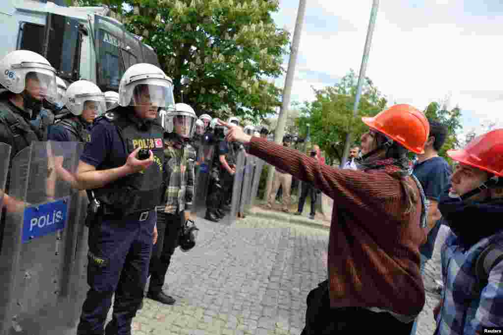 Demonstrators argue with riot police as they demonstrate to blame the ruling AK Party (AKP) government on the mining disaster in western Turkey, in Ankara May 14, 2014. Rescuers pulled more dead and injured from a coal mine in western Turkey on Wednesday