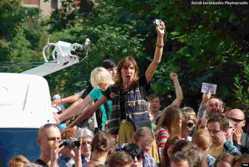 Pussy Riot փանք խմբի կողմնակիցներն ու ընդդիմախոսները հավաքվել են օգոստոսի 17-ին Մոսկվայի դատարանի մոտակայքում: Լուսանկար՝ Զուրաբ Ջավախաձե