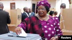 Presiden Malawi Joyce Banda saat memberikan suara dalam pemilu di distrik
Malemia (20/5) lalu.