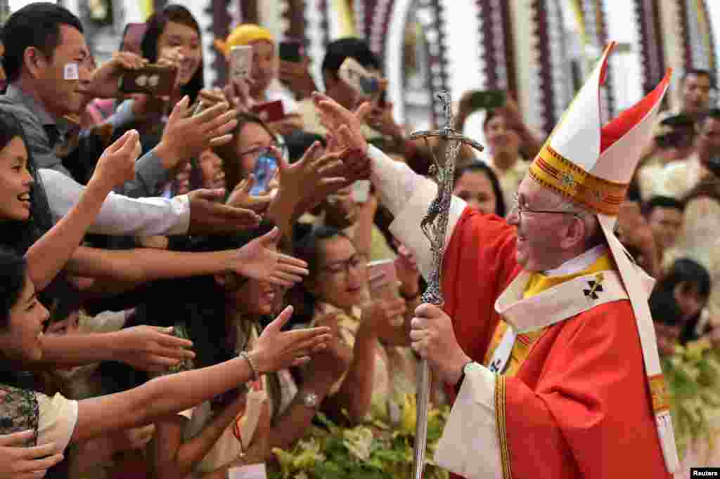 미얀마 양곤의 성모마리아 대성당에서 프란치스코 로마 가톨릭 교황이 신자들을 축복하고 있다.