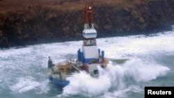 Unit pengeboran minyak milik perusahaan Shell di Pulau Sitkalidak, lepas pantai Alaska (foto: dok. tahun 2013). 