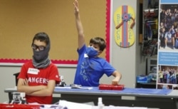 Para siswa harus tetap menerapkan jarak aman (social distancing) selama pelajaran di dalam kelas di SMU Wylie High School di Wylie, Texas (foto: dok).