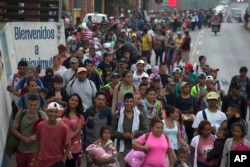 온두라스인들의 미국행 이민행렬(캐러밴)이 17일 과테말라의 치키물라를 통과하고 있다.