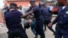Polícias agridem cidadãos por alegadamente violarem o confinamento obrigatório. Avenida dos Antigos Combatentes, Bissau. Guiné-Bissau, 19 de abril, 2020