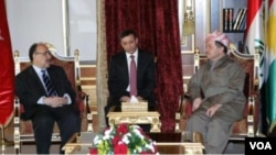 Menteri Dalam Negeri Turki Besir Atalay mengadakan pertemuan dengan Presiden Kurdistan Massoud Barzani (kanan) di Erbil.