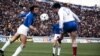 O defesa italiano Mauro Bellugi (esq) disputa a bola com o avançado francês Bernard Lacombe (dir) no Mundial de 1978