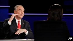 Seneta Tim Kaine akijieleza katika mdahalo