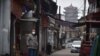 武汉黄鹤楼旁一条巷子里一个带着口罩的男人 （2020年2月26日）