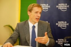 Justin Wood, head of Asia Pacific of the World Economics Forum, speaks to VOA Khmer in Phnom Penh, Cambodia, on May 08, 2017. (Hean Socheata/ VOA Khmer)