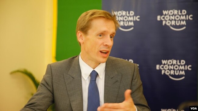 លោក Justin Wood ជាប្រធានវេទិកាសេដ្ឋកិច្ចពិភពលោក ប្រចាំតំបន់អាសុីបា៉សុីហ្វិក ផ្តល់បទសម្ភាសន៍ជាមួយ VOA ក្នុងរាជធានីភ្នំពេញ កាលពីថ្ងៃទី៨ ខែឧសភា ឆ្នាំ២០១៧។ (ហ៊ាន សុជាតា/VOA)