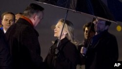 Foreign Minister of Bosnia Herzegovina, Zlatko Lagumdzija (l) greets US Secretary of State Hillary Clinton upon her arrival at the Sarajevo Airport, Oct. 29, 2012. 