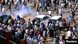 Les forces de l'ordre utilisent des gaz lacrymogènes pour disperser les manifestants à Khartoum, au Soudan, le 25 décembre 2018.