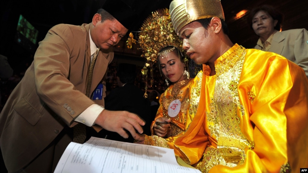 FILE - An Indonesian couple takes part in a mass interfaith wedding ceremony sponsored by an organizer and the Jakarta government in Jakarta on July 19, 2011.