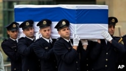 以色列议会警卫在耶路撒冷以色列议会抬着已故前总理沙龙的灵柩。（2014年1月12日）