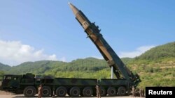 북한이 4일 대륙간탄도미사일(ICBM) '화성-14' 발사에 성공했다고 발표했다. 사진은 이동식발사대에서 발사 준비 중인 '화성-14'.