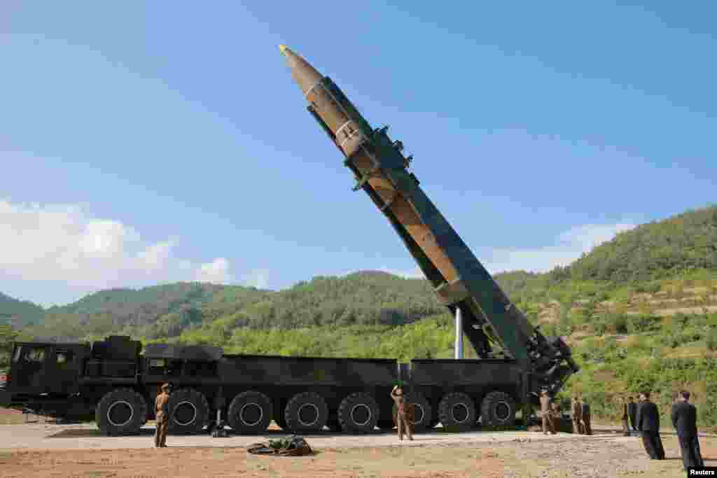북한이 4일 대륙간탄도미사일(ICBM) '화성-14형' 발사에 성공했다고, 관영 조선중앙TV가 발표했다. 사진은 발사를 앞둔 '화성-14'.