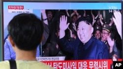 南韓人觀看北韓試射洲際彈道導彈的新聞 (資料圖片)