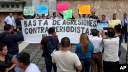 Journalistes manifestant pour obtenir justice pour le journaliste assassiné leobardo Vazquez, Papantla, État de Veracruz, Mexique, 22 mars 2018. Le 30 mars 2020, la reporter Maria Elena Ferral a également été victime d'un assassinat à Papantla (AP Photo/Felix Marquez)