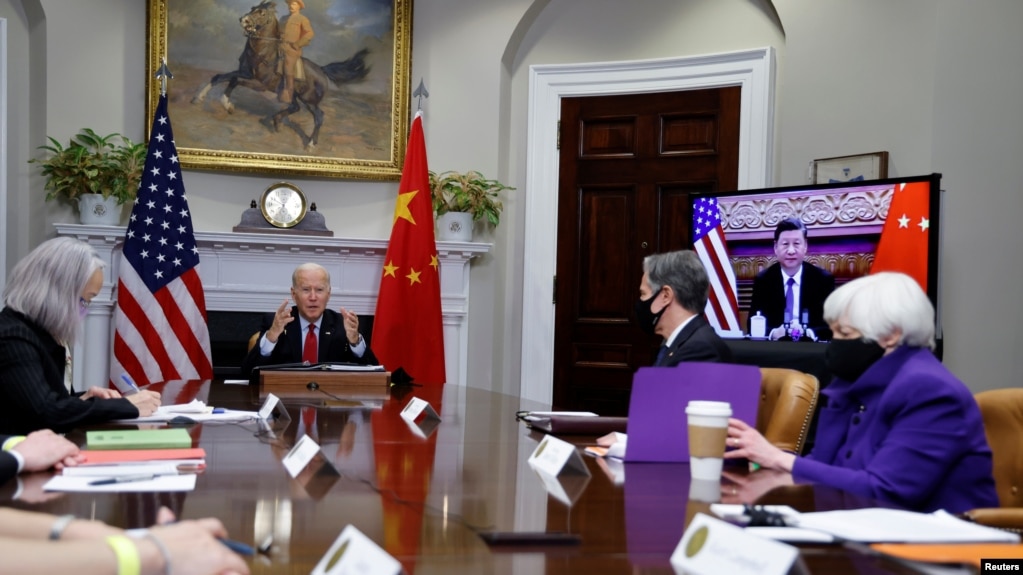 美国财长耶伦（右一）列席总统拜登与中国国家主席习近平的视讯对话。(路透社2021年11月15日)(photo:VOA)