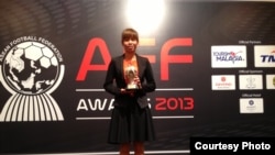 Thủ môn đội tuyển bóng đá nữ Việt Nam Ðặng Thị Kiều Trinh được trao giải Cầu thủ xuất sắc nhất Ðông Nam Á năm 2012.