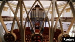 Sebuah gereja di Jakarta tampak sepi di tengah pembatasan aktivitas terkait penyebaran COVID-19 pada 5 April 2020. (Foto: Reuters/Willy Kurniawan)