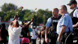 Esta foto de archivo muestra manifestantes protestando por la muerte de Michael Brown en Ferguson, Missouri.