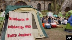 Mahasiswa Tufts melakukan aksi mogok makan selama hampir seminggu penuh guna mendukung para staf pembersih kampus yang terancam PHK.