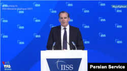 Brett McGurk li dema pêşkêşkirina gotarekê li konferansa Manamayê. 21ê Mijdarê, 2021. 