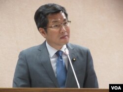民进党立委罗致政(美国之音张永泰拍摄)